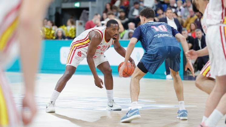 Im Bild: v.li. Johnathan Stove (Wuerzburg Baskets, 22) gegen Sam Williamson (MLP Academics Heidelberg, 10) 25.10.2025, Basketball, MLP Academics Heidelberg - Fitness First Wuerzburg Baskets, easyCredit BBL, 5. Spieltag, Deutschland, Heidelberg, SNP Dome, Copyright: HMBxMedia xJulienxBecker