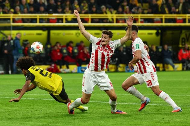 Dortmund, Signal Iduna Park, 25.10.25, GER, Herren, 1. Bundesliga, Saison 2025 - 2026, Borussia Dortmund - 1. FC Koeln, Karim Adeyemi (Borussia Dortmund), Eric Martel (1. FC Koeln) und Cenk Oezkacar (1. FC Koeln) im Zweikampf, DFB DFL REGULATIONS PROHIBIT ANY USE OF PHOTOGRAPHS AS IMAGE SEQUENCES AND OR QUASI-VIDEO. Copyright: JoachimxBywaletz xJB-Sportfoto