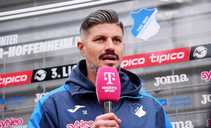 Hoffenheim, 26.10.2025, Dietmar-Hopp-Stadion, Fußball, 3.Liga, 12.Spieltag , TSG Hoffenheim vs. FC Erzgebirge Aue , Im Bild; Trainer Stefan Kleineheismann, TSG Hoffenheim. , Nur für journalistische Zwecke. Only for editorial use! , DFB DFL regulations prohibit any use of photographs as image sequences and or quasi-video. ,