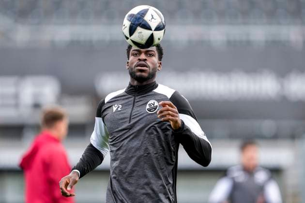 Kwabe Schulz (SVS, 2), am Ball, Einzelbild, Einzelfoto, Aktion, Action, 26.10.2025, Sandhausen (Deutschland), Fussball, Regionalliga Südwest, SV Sandhausen - FC Bayern Alzenau