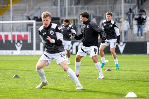 Spieler vom SV Sandhausen (SVS), beim Aufwärmen, Aufwärmprogramm, Warmlaufen vor dem Spiel, Aktion, Action, 26.10.2025, Sandhausen (Deutschland), Fussball, Regionalliga Südwest, SV Sandhausen - FC Bayern Alzenau