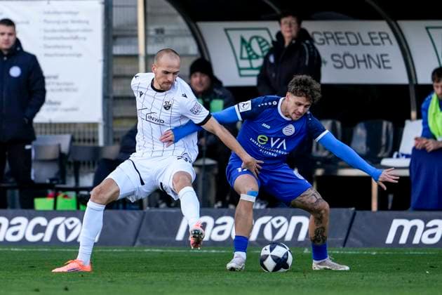 v.li.: Phil Halbauer (SVS, 20), Luka Garic (Bayern Alzenau, 17), Zweikampf, Spielszene, Duell, duel, tackle, tackling, Dynamik, Action, Aktion, 26.10.2025, Sandhausen (Deutschland), Fussball, Regionalliga Südwest, SV Sandhausen - FC Bayern Alzenau