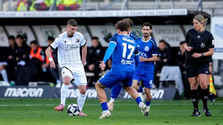 v.li.: Niklas Tarnat (SVS, 6), Luka Garic (Bayern Alzenau, 17), Aktion, Action, Spielszene, 26.10.2025, Sandhausen (Deutschland), Fussball, Regionalliga Südwest, SV Sandhausen - FC Bayern Alzenau