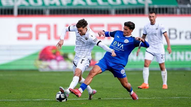 v.li.: David Mamutovic (SVS, 7), Ahmet Ayguel (Bayern Alzenau, 8), Zweikampf, Spielszene, Duell, duel, tackle, tackling, Dynamik, Action, Aktion, 26.10.2025, Sandhausen (Deutschland), Fussball, Regionalliga Südwest, SV Sandhausen - FC Bayern Alzenau