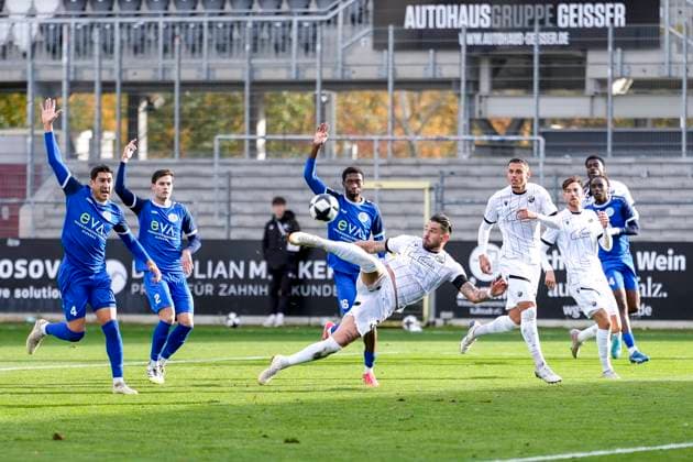 Pascal Testroet (SVS, 37) mit einem Seitfallzieher im Abseits, Aktion, Action, Spielszene, im Strafraum, Strafraumszene, 26.10.2025, Sandhausen (Deutschland), Fussball, Regionalliga Südwest, SV Sandhausen - FC Bayern Alzenau