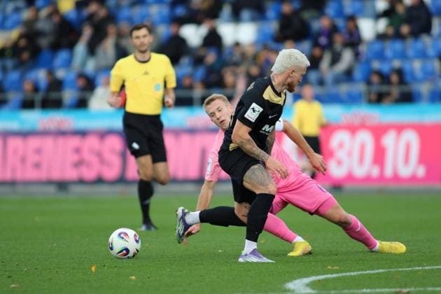 v. li. im Zweikampf Yannik Luca Lührs (TSG Hoffenheim II, 49), Marvin Stefaniak (VfB Stuttgart II, 34) GER, TSG 1899 Hoffenheim II gegen FC Erzgebirge Aue, Fussball, 3.Liga, 12.Spieltag, Spielzeit 2025 2026, 26.10.2025. (DFL DFB REGULATIONS PROHIBIT ANY USE OF PHOTOGRAPHS as IMAGE SEQUENCES and or QUASI-VIDEO). GER,TSG 1899 Hoffenheim II gegen FC Erzgebirge Aue, Fussball, 3.Liga, 12.Spieltag, Spielzeit 2025 2026, 26.10.2025. Hoffenheim Copyright: xEibner-Pressefoto JoergxHirschx EP_JHH