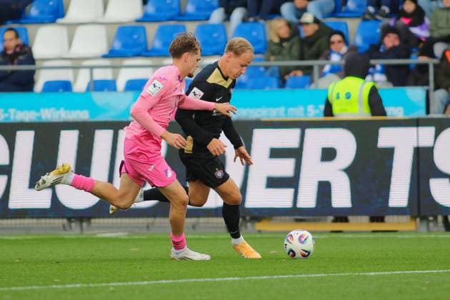 v. li. im Zweikampf Erik Majetschak (FC Erzgebirge Aue, 13), Yannis Hoer (TSG Hoffenheim II, 16) GER, TSG 1899 Hoffenheim II gegen FC Erzgebirge Aue, Fussball, 3.Liga, 12.Spieltag, Spielzeit 2025 2026, 26.10.2025. (DFL DFB REGULATIONS PROHIBIT ANY USE OF PHOTOGRAPHS as IMAGE SEQUENCES and or QUASI-VIDEO). GER,TSG 1899 Hoffenheim II gegen FC Erzgebirge Aue, Fussball, 3.Liga, 12.Spieltag, Spielzeit 2025 2026, 26.10.2025. Hoffenheim Copyright: xEibner-Pressefoto JoergxHirschx EP_JHH
