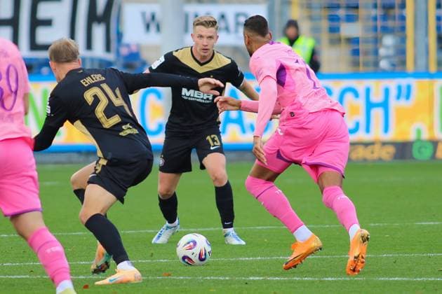 v.li. Janine Ehlers (FC Erzgebirge Aue, 24),Erik Majetschak (FC Erzgebirge Aue, 13), Ruben Reisig (TSG Hoffenheim II, 17) GER, TSG 1899 Hoffenheim II gegen FC Erzgebirge Aue, Fussball, 3.Liga, 12.Spieltag, Spielzeit 2025 2026, 26.10.2025. (DFL DFB REGULATIONS PROHIBIT ANY USE OF PHOTOGRAPHS as IMAGE SEQUENCES and or QUASI-VIDEO). GER,TSG 1899 Hoffenheim II gegen FC Erzgebirge Aue, Fussball, 3.Liga, 12.Spieltag, Spielzeit 2025 2026, 26.10.2025. Hoffenheim Copyright: xEibner-Pressefoto JoergxHirschx EP_JHH