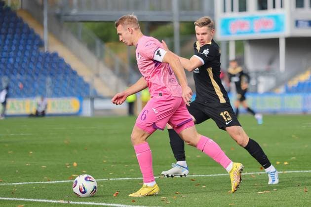 v. li. im Zweikampf Valentin Laessig (TSG Hoffenheim II, 6), Erik Majetschak (FC Erzgebirge Aue, 13) GER, TSG 1899 Hoffenheim II gegen FC Erzgebirge Aue, Fussball, 3.Liga, 12.Spieltag, Spielzeit 2025 2026, 26.10.2025. (DFL DFB REGULATIONS PROHIBIT ANY USE OF PHOTOGRAPHS as IMAGE SEQUENCES and or QUASI-VIDEO). GER,TSG 1899 Hoffenheim II gegen FC Erzgebirge Aue, Fussball, 3.Liga, 12.Spieltag, Spielzeit 2025 2026, 26.10.2025. Hoffenheim Copyright: xEibner-Pressefoto JoergxHirschx EP_JHH