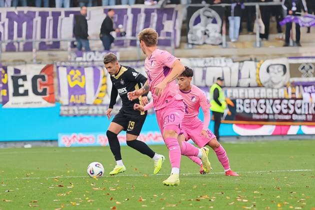v. li. im Zweikampf Julian Guttau (FC Erzgebirge Aue, 19), Deniz Zeitler (TSG Hoffenheim II, 38), Florian Baehr (TSG Hoffenheim II, 39) GER, TSG 1899 Hoffenheim II gegen FC Erzgebirge Aue, Fussball, 3.Liga, 12.Spieltag, Spielzeit 2025 2026, 26.10.2025. (DFL DFB REGULATIONS PROHIBIT ANY USE OF PHOTOGRAPHS as IMAGE SEQUENCES and or QUASI-VIDEO). GER,TSG 1899 Hoffenheim II gegen FC Erzgebirge Aue, Fussball, 3.Liga, 12.Spieltag, Spielzeit 2025 2026, 26.10.2025. Hoffenheim Copyright: xEibner-Pressefoto JoergxHirschx EP_JHH