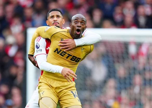 William Saliba of Arsenal grapples with Viktor Gyokeres of Arsenal Arsenal v Crystal Palace, Premier League, Football, Emirates Stadium, London, UK - 26 Oct 2025London Emirates Stadium United Kingdom EDITORIAL USE ONLY No use with unauthorised audio, video, data, fixture lists, club league logos or live services. Online in-match use limited to 120 images, no video emulation. No use in betting, games or single club league player publications. Copyright: xJavierxGarcia Shutterstockx 15593463h