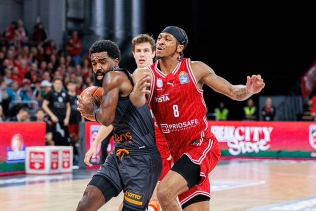 Corey Davis (Niners Chemnitz, 05), Demarcus Demonia (BMA365 Bamberg Baskets, 08), BMA365 Bamberg Baskets vs. Niners Chemnitz, Basketball, easyCredit BBL, 5. Spieltag, 26.10.2025 BMA365 Bamberg Baskets vs. Niners Chemnitz, Basketball, easyCredit BBL, 5. Spieltag, 26.10.2025 Bamberg Copyright: xEibner-Pressefoto G.xSantemizx EP_EER