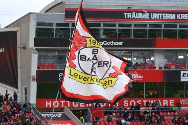 Fahne Bayer Leverkusen GER, Bayer Leverkusen gegen SC Freiburg, Fussball, 1.Liga, 8.Spieltag, Spielzeit 2025 2026, 26.10.2025 DFL REGULATIONS PROHIBIT ANY USE OF PHOTOGRAPHS AS IMAGE SEQUENCES AND OR QUASI-VIDEO GER, Bayer Leverkusen gegen SC Freiburg, Fussball, 1.Liga, 8.Spieltag, Spielzeit 2025 2026, 26.10.2025 Leverkusen Copyright: xEibner-Pressefoto FrankxZeisingx EP_FZG