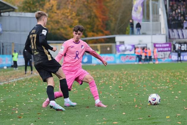 v. li. im Zweikampf Paul Seidel (FC Erzgebirge Aue, 37), Luca Erlein (TSG Hoffenheim II, 24) GER, TSG 1899 Hoffenheim II gegen FC Erzgebirge Aue, Fussball, 3.Liga, 12.Spieltag, Spielzeit 2025 2026, 26.10.2025. (DFL DFB REGULATIONS PROHIBIT ANY USE OF PHOTOGRAPHS as IMAGE SEQUENCES and or QUASI-VIDEO). GER,TSG 1899 Hoffenheim II gegen FC Erzgebirge Aue, Fussball, 3.Liga, 12.Spieltag, Spielzeit 2025 2026, 26.10.2025. Hoffenheim Copyright: xEibner-Pressefoto JoergxHirschx EP_JHH