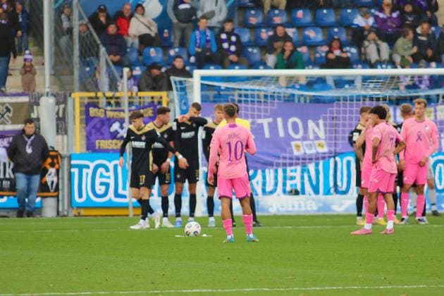Freistoß von Luka Duric (TSG Hoffenheim II, 10) GER, TSG 1899 Hoffenheim II gegen FC Erzgebirge Aue, Fussball, 3.Liga, 12.Spieltag, Spielzeit 2025 2026, 26.10.2025. (DFL DFB REGULATIONS PROHIBIT ANY USE OF PHOTOGRAPHS as IMAGE SEQUENCES and or QUASI-VIDEO). GER,TSG 1899 Hoffenheim II gegen FC Erzgebirge Aue, Fussball, 3.Liga, 12.Spieltag, Spielzeit 2025 2026, 26.10.2025. Hoffenheim Copyright: xEibner-Pressefoto JoergxHirschx EP_JHH
