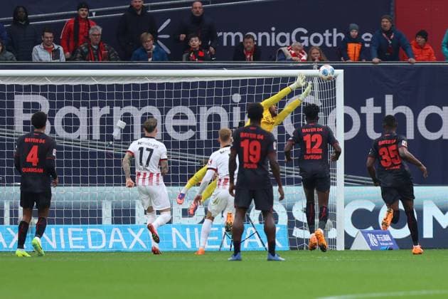 Noah Atubolu (SC Freiburg, 1) haelt Schuss auf das Tor GER, Bayer Leverkusen gegen SC Freiburg, Fussball, 1.Liga, 8.Spieltag, Spielzeit 2025 2026, 26.10.2025 DFL REGULATIONS PROHIBIT ANY USE OF PHOTOGRAPHS AS IMAGE SEQUENCES AND OR QUASI-VIDEO GER, Bayer Leverkusen gegen SC Freiburg, Fussball, 1.Liga, 8.Spieltag, Spielzeit 2025 2026, 26.10.2025 Leverkusen Copyright: xEibner-Pressefoto FrankxZeisingx EP_FZG