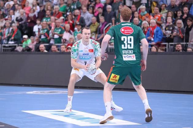 26.10.2025, xgox, Handball - Daikin HBL, TSV Hannover-Burgdorf - SC Magdeburg emspor, v.l. Felix Claar (Magdeburg, 7), Lukas Stutzke (Hannover, 39) Zweikampf, Duell, Kampf, tackle Hannover