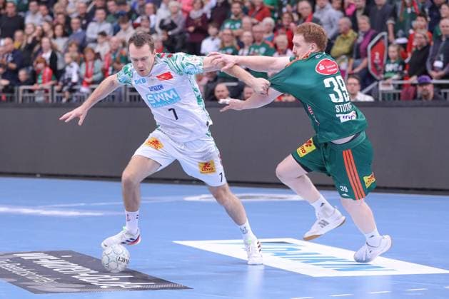 26.10.2025, xgox, Handball - Daikin HBL, TSV Hannover-Burgdorf - SC Magdeburg emspor, v.l. Felix Claar (Magdeburg, 7), Lukas Stutzke (Hannover, 39) Zweikampf, Duell, Kampf, tackle Hannover