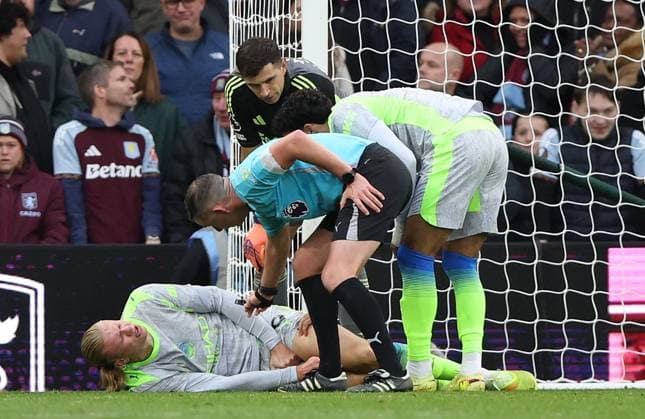 Erling Haaland of Manchester City collides with the goal post and goes down injured Aston Villa v Manchester City, Premier League, Football, Villa Park, Birmingham, UK - 26 Oct 2025Birmingham Villa Park United Kingdom EDITORIAL USE ONLY No use with unauthorised audio, video, data, fixture lists, club league logos or live services. Online in-match use limited to 120 images, no video emulation. No use in betting, games or single club league player publications. Copyright: xKieranxMcManus Shutterstockx 15593465ao