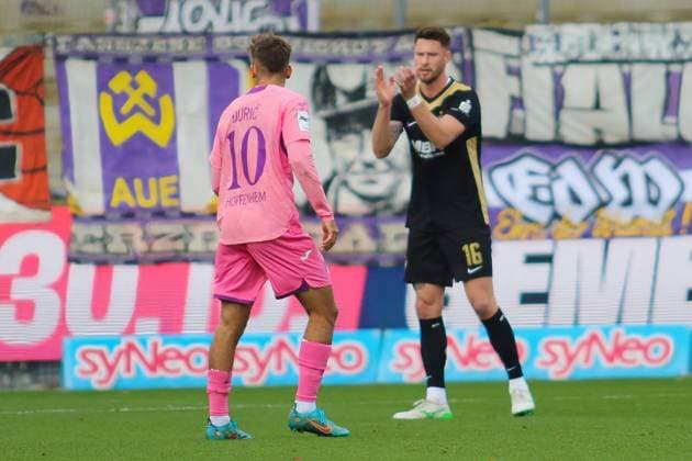 v.li. Luka Duric (TSG Hoffenheim II, 10), Ryan Malone (FC Erzgebirge Aue, 16) GER, TSG 1899 Hoffenheim II gegen FC Erzgebirge Aue, Fussball, 3.Liga, 12.Spieltag, Spielzeit 2025 2026, 26.10.2025. (DFL DFB REGULATIONS PROHIBIT ANY USE OF PHOTOGRAPHS as IMAGE SEQUENCES and or QUASI-VIDEO). GER,TSG 1899 Hoffenheim II gegen FC Erzgebirge Aue, Fussball, 3.Liga, 12.Spieltag, Spielzeit 2025 2026, 26.10.2025. Hoffenheim Copyright: xEibner-Pressefoto JoergxHirschx EP_JHH