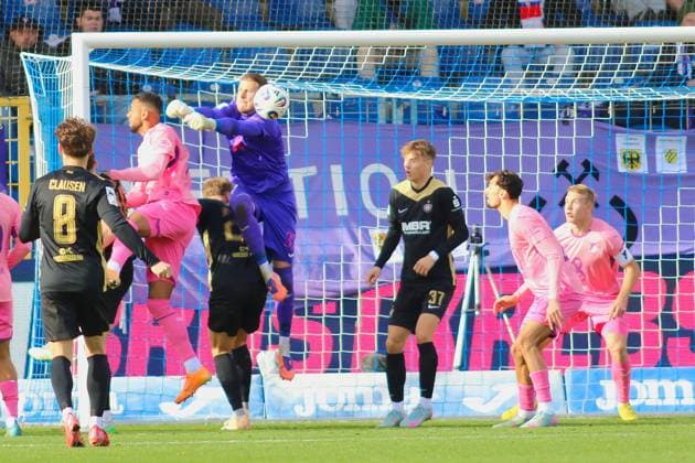 Luca Dante Philipp (TSG Hoffenheim II, 37 ) boxt den Ball. GER, TSG 1899 Hoffenheim II gegen FC Erzgebirge Aue, Fussball, 3.Liga, 12.Spieltag, Spielzeit 2025 2026, 26.10.2025. (DFL DFB REGULATIONS PROHIBIT ANY USE OF PHOTOGRAPHS as IMAGE SEQUENCES and or QUASI-VIDEO). GER,TSG 1899 Hoffenheim II gegen FC Erzgebirge Aue, Fussball, 3.Liga, 12.Spieltag, Spielzeit 2025 2026, 26.10.2025. Hoffenheim Copyright: xEibner-Pressefoto JoergxHirschx EP_JHH