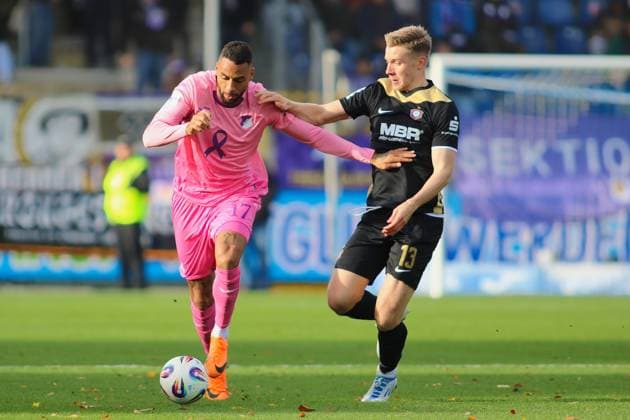 v. li. im Zweikampf Ruben Reisig (TSG Hoffenheim II, 17), Erik Majetschak (FC Erzgebirge Aue, 13) GER, TSG 1899 Hoffenheim II gegen FC Erzgebirge Aue, Fussball, 3.Liga, 12.Spieltag, Spielzeit 2025 2026, 26.10.2025. (DFL DFB REGULATIONS PROHIBIT ANY USE OF PHOTOGRAPHS as IMAGE SEQUENCES and or QUASI-VIDEO). GER,TSG 1899 Hoffenheim II gegen FC Erzgebirge Aue, Fussball, 3.Liga, 12.Spieltag, Spielzeit 2025 2026, 26.10.2025. Hoffenheim Copyright: xEibner-Pressefoto JoergxHirschx EP_JHH
