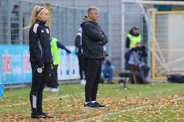 v.li. Schiedsrichter (Vierter) Michel Fabienne, Jens Haertel (FC Erzgebirge Aue, Cheftrainer) GER, TSG 1899 Hoffenheim II gegen FC Erzgebirge Aue, Fussball, 3.Liga, 12.Spieltag, Spielzeit 2025 2026, 26.10.2025. (DFL DFB REGULATIONS PROHIBIT ANY USE OF PHOTOGRAPHS as IMAGE SEQUENCES and or QUASI-VIDEO). GER,TSG 1899 Hoffenheim II gegen FC Erzgebirge Aue, Fussball, 3.Liga, 12.Spieltag, Spielzeit 2025 2026, 26.10.2025. Hoffenheim Copyright: xEibner-Pressefoto JoergxHirschx EP_JHH