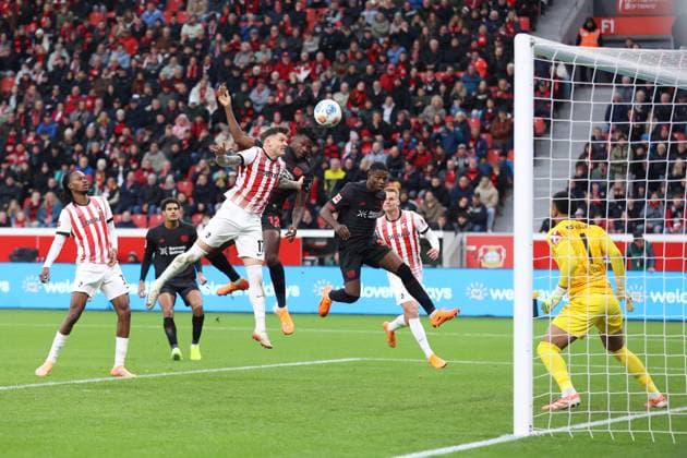 Kopfball zum 2:0 fuer Bayer Leverkusen durch Edmond Tapsoba (Bayer 04 Leverkusen, 12) GER, Bayer Leverkusen gegen SC Freiburg, Fussball, 1.Liga, 8.Spieltag, Spielzeit 2025 2026, 26.10.2025 DFL REGULATIONS PROHIBIT ANY USE OF PHOTOGRAPHS AS IMAGE SEQUENCES AND OR QUASI-VIDEO GER, Bayer Leverkusen gegen SC Freiburg, Fussball, 1.Liga, 8.Spieltag, Spielzeit 2025 2026, 26.10.2025 Leverkusen Copyright: xEibner-Pressefoto FrankxZeisingx EP_FZG