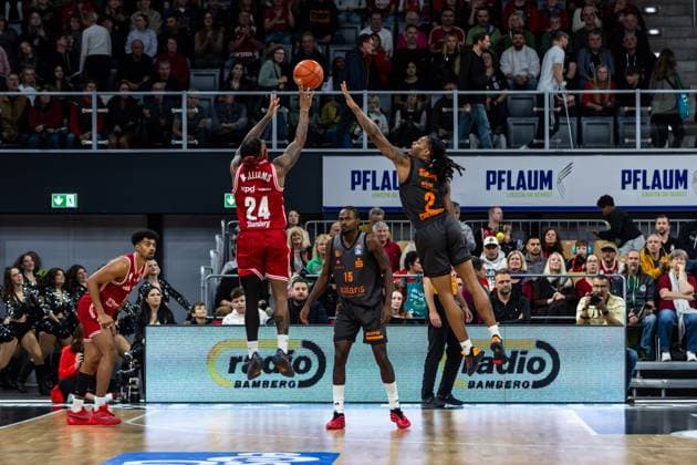 GER, easy-Credit Basketball-Bundesliga, BMA365 Bamberg Baskets - Niners Chemnitz. 26.10.2025, BROSE Arena, Bamberg, GER, easy-Credit Basketball-Bundesliga, BMA365 Bamberg Baskets - Niners Chemnitz. Cobe Williams (BMA365 Bamberg Baskets, 24), Nike Sibande (Niners Chemnitz, 2) Foto Alexander Trienitz Bamberg BROSE Arena Bayern Deutschland
