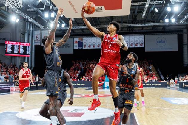 Ty Brewer (Niners Chemnitz, 15), Ibi Watson (BMA365 Bamberg Baskets, 02), BMA365 Bamberg Baskets vs. Niners Chemnitz, Basketball, easyCredit BBL, 5. Spieltag, 26.10.2025 BMA365 Bamberg Baskets vs. Niners Chemnitz, Basketball, easyCredit BBL, 5. Spieltag, 26.10.2025 Bamberg Copyright: xEibner-Pressefoto G.xSantemizx EP_EER