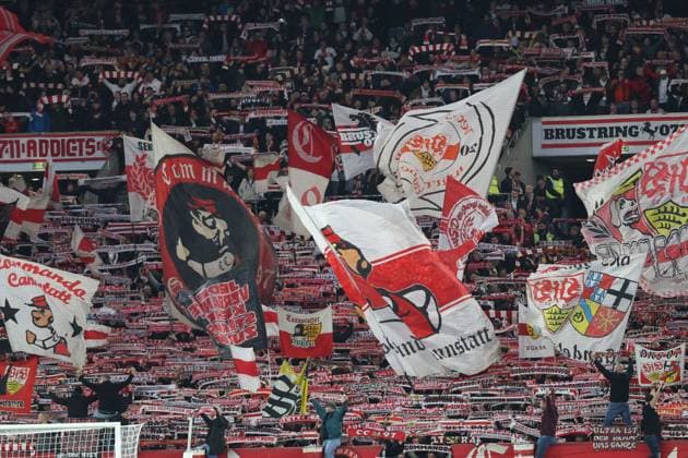 26.10.2025, xrekx, Fussball 1.Bundesliga, VfB Stuttgart - 1.FSV Mainz 05 v.l. VfB Fans ,Stimmung, Schals, Trikot, Fahne, Banner, Ultras, Zuschauer, Besucher, Choreo, Choreografie, atmosphere, spectators, Visitors (DFL DFB REGULATIONS PROHIBIT ANY USE OF PHOTOGRAPHS as IMAGE SEQUENCES and or QUASI-VIDEO) Stuttgart