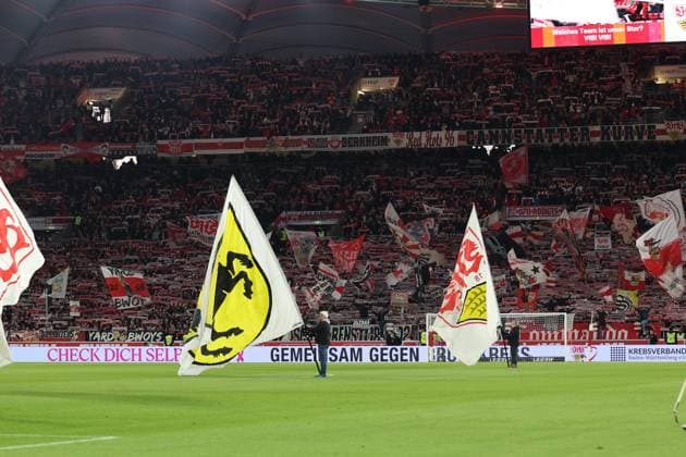 26.10.2025, xrekx, Fussball 1.Bundesliga, VfB Stuttgart - 1.FSV Mainz 05 v.l. VfB Fans ,Stimmung, Schals, Trikot, Fahne, Banner, Ultras, Zuschauer, Besucher, Choreo, Choreografie, atmosphere, spectators, Visitors (DFL DFB REGULATIONS PROHIBIT ANY USE OF PHOTOGRAPHS as IMAGE SEQUENCES and or QUASI-VIDEO) Stuttgart