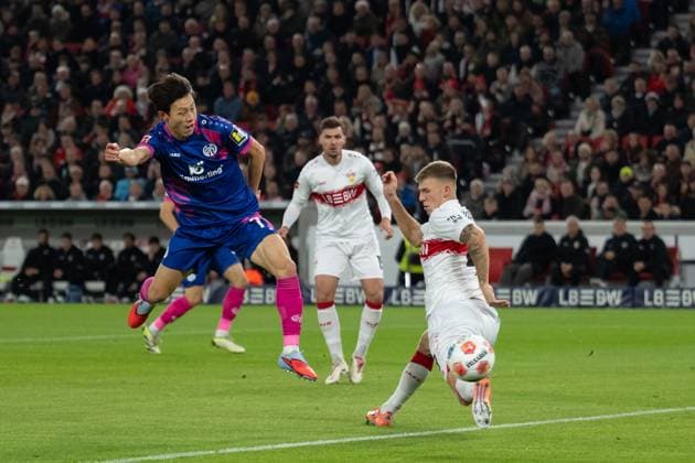 Torchance, Jae Sung Lee (1. FSV Mainz 05, 07), re. Finn Jeltsch (VfB Stuttgart 29) GER, VfB Stuttgart vs. 1. FSV Mainz 05, Fussball, Herren, 1. Bundesliga, 8. Spieltag, Spielzeit 2025 2026, 26.10.2025, DFL DFB REGULATIONS PROHIBIT ANY USE OF PHOTOGRAPHS AS IMAGE SEQUENCES AND OR QUASI-VIDEO, GER, VfB Stuttgart vs. 1. FSV Mainz 05, Fussball, Herren, 1. Bundesliga, 8. Spieltag, Spielzeit 2025 2026, 26.10.2025 Stuttgart Copyright: xEibner-Pressefoto WolfgangxFrankx EP_WFK