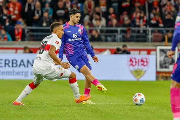 Jamie Leweling (VfB Stuttgart, 18) und Nadiem Amiri (1.FSV Mainz, 10) im Kampf um den Ball , Deutschland, Fussball, 1. Bundesliga, 8.Spieltag, 2025 2026, VfB Stuttgart vs. 1.FSV Mainz 05, 26.10.2025, MHP Arena, Stuttgart, Deutschland Stuttgart MHP Arena Baden-Württemberg Deutschland Copyright: xGrantxHubbsx