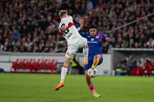 v. li. im Zweikampf Chris Fuehrich (VfB Stuttgart, 10), Nadiem Amiri (1. FSV Mainz 05, 10) GER, VfB Stuttgart vs. 1. FSV Mainz 05, Fussball, Herren, 1. Bundesliga, 8. Spieltag, Spielzeit 2025 2026, 26.10.2025, DFL DFB REGULATIONS PROHIBIT ANY USE OF PHOTOGRAPHS AS IMAGE SEQUENCES AND OR QUASI-VIDEO, GER, VfB Stuttgart vs. 1. FSV Mainz 05, Fussball, Herren, 1. Bundesliga, 8. Spieltag, Spielzeit 2025 2026, 26.10.2025 Stuttgart Copyright: xEibner-Pressefoto WolfgangxFrankx EP_WFK