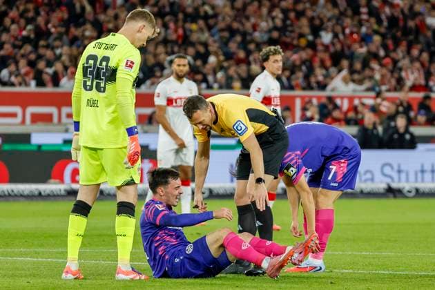 Paul Nebel (1.FSV Mainz, 08) verletzt am Boden , Deutschland, Fussball, 1. Bundesliga, 8.Spieltag, 2025 2026, VfB Stuttgart vs. 1.FSV Mainz 05, 26.10.2025, MHP Arena, Stuttgart, Deutschland Stuttgart MHP Arena Baden-Württemberg Deutschland Copyright: xGrantxHubbsx