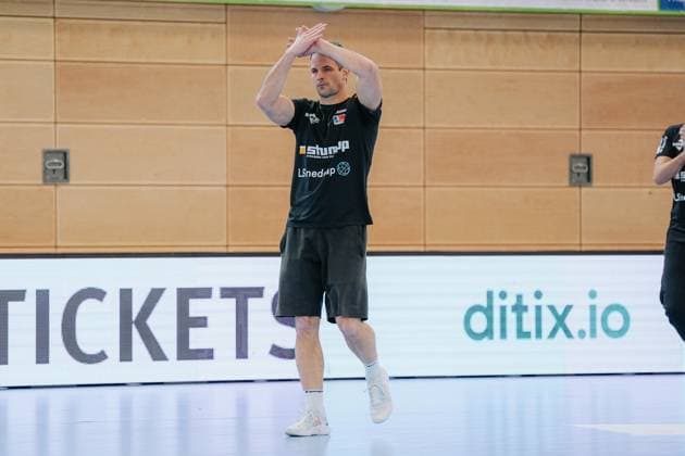 Matthias Flohr (HBW Balingen-Weilstetten, Chef-Trainer) begruesst die mitgereisten Fans, HC Oppenweiler-Backnang vs. HBW Balingen-Weilstetten, Handball, 2. Bundesliga, 9. Spieltag, Saison 2025 2026, 26.10.2025, HC Oppenweiler-Backnang vs. HBW Balingen-Weilstetten, Handball, 2. Bundesliga, 9. Spieltag, Saison 2025 2026, 26.10.2025 Backnang Copyright: xEibner-Pressefoto LarsxNeumannx EP_LNN