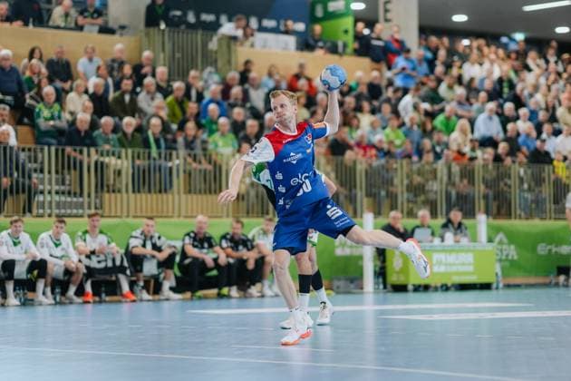 Sascha Pfattheicher (HBW Balingen-Weilstetten, 30) beim Freiwurf, HC Oppenweiler-Backnang vs. HBW Balingen-Weilstetten, Handball, 2. Bundesliga, 9. Spieltag, Saison 2025 2026, 26.10.2025, HC Oppenweiler-Backnang vs. HBW Balingen-Weilstetten, Handball, 2. Bundesliga, 9. Spieltag, Saison 2025 2026, 26.10.2025 Backnang Copyright: xEibner-Pressefoto LarsxNeumannx EP_LNN