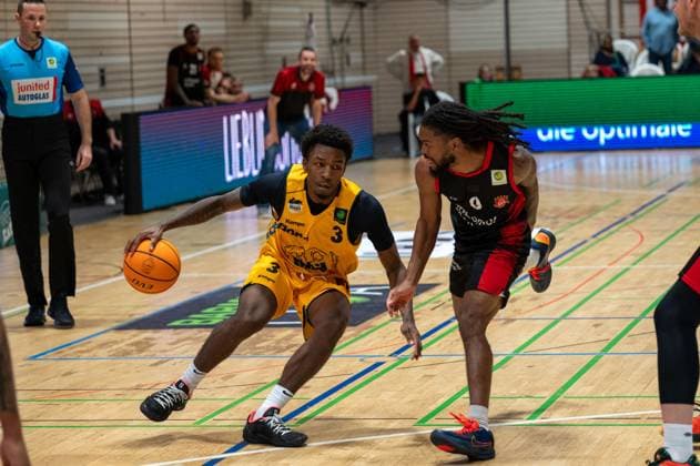 Charles Tyrone Harris Jr. (Bozic Estriche Knights Kirchheim, 03), gKobe Langley (Bayer Giants Leverkusen, 08), GER, Bozic Estriche Knights Kirchheim vs. Bayer Giants Leverkusen, BARMER 2. Basketball Bundesliga, 05. Spieltag, Saison 2025 2026, 26.10.2025 GER, Bozic Estriche Knights Kirchheim vs. Bayer Giants Leverkusen, BARMER 2. Basketball Bundesliga, 05. Spieltag, Saison 2025 2026, 26.10.2025 Kirchheim unter Teck Copyright: xEibner-Pressefoto SilasxKunzx EP_SKZ