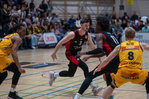 Phillip Montreal Russell (Bozic Estriche Knights Kirchheim, 01), Luca Finn Kahl (Bayer Giants Leverkusen, 03), Ricardo Lynch (Bayer Giants Leverkusen, 11), Lucas Mayer (Bozic Estriche Knights Kirchheim, 08), GER, Bozic Estriche Knights Kirchheim vs. Bayer Giants Leverkusen, BARMER 2. Basketball Bundesliga, 05. Spieltag, Saison 2025 2026, 26.10.2025 GER, Bozic Estriche Knights Kirchheim vs. Bayer Giants Leverkusen, BARMER 2. Basketball Bundesliga, 05. Spieltag, Saison 2025 2026, 26.10.2025 Kirchheim unter Teck Copyright: xEibner-Pressefoto SilasxKunzx EP_SKZ
