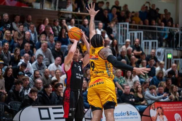 Luca Finn Kahl (Bayer Giants Leverkusen, 03), Tylan James Pope (Bozic Estriche Knights Kirchheim, 09), GER, Bozic Estriche Knights Kirchheim vs. Bayer Giants Leverkusen, BARMER 2. Basketball Bundesliga, 05. Spieltag, Saison 2025 2026, 26.10.2025 GER, Bozic Estriche Knights Kirchheim vs. Bayer Giants Leverkusen, BARMER 2. Basketball Bundesliga, 05. Spieltag, Saison 2025 2026, 26.10.2025 Kirchheim unter Teck Copyright: xEibner-Pressefoto SilasxKunzx EP_SKZ