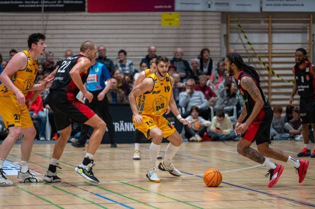 Nicolas Bretzel (Bozic Estriche Knights Kirchheim, 21), Dennis Heinzmann (Bayer Giants Leverkusen, 22), Aeneas Jung (Bozic Estriche Knights Kirchheim, 19), Donte Nicholas (Bayer Giants Leverkusen, 15), Kobe Langley (Bayer Giants Leverkusen, 08), GER, Bozic Estriche Knights Kirchheim vs. Bayer Giants Leverkusen, BARMER 2. Basketball Bundesliga, 05. Spieltag, Saison 2025 2026, 26.10.2025 GER, Bozic Estriche Knights Kirchheim vs. Bayer Giants Leverkusen, BARMER 2. Basketball Bundesliga, 05. Spieltag, Saison 2025 2026, 26.10.2025 Kirchheim unter Teck Copyright: xEibner-Pressefoto SilasxKunzx EP_SKZ