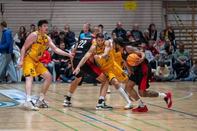 Nicolas Bretzel (Bozic Estriche Knights Kirchheim, 21), Dennis Heinzmann (Bayer Giants Leverkusen, 22), Aeneas Jung (Bozic Estriche Knights Kirchheim, 19), Donte Nicholas (Bayer Giants Leverkusen, 15), GER, Bozic Estriche Knights Kirchheim vs. Bayer Giants Leverkusen, BARMER 2. Basketball Bundesliga, 05. Spieltag, Saison 2025 2026, 26.10.2025 GER, Bozic Estriche Knights Kirchheim vs. Bayer Giants Leverkusen, BARMER 2. Basketball Bundesliga, 05. Spieltag, Saison 2025 2026, 26.10.2025 Kirchheim unter Teck Copyright: xEibner-Pressefoto SilasxKunzx EP_SKZ