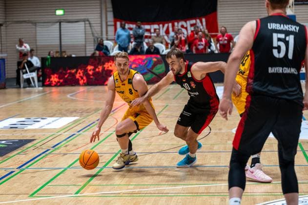 Lucas Mayer (Bozic Estriche Knights Kirchheim, 08), Sebastian Brach (Bayer Giants Leverkusen, 10), Nicholas Gerard Spinoso (Bozic Estriche Knights Kirchheim, 13), Soeren-Eyke Urbansky (Bayer Giants Leverkusen, 51), GER, Bozic Estriche Knights Kirchheim vs. Bayer Giants Leverkusen, BARMER 2. Basketball Bundesliga, 05. Spieltag, Saison 2025 2026, 26.10.2025 GER, Bozic Estriche Knights Kirchheim vs. Bayer Giants Leverkusen, BARMER 2. Basketball Bundesliga, 05. Spieltag, Saison 2025 2026, 26.10.2025 Kirchheim unter Teck Copyright: xEibner-Pressefoto SilasxKunzx EP_SKZ