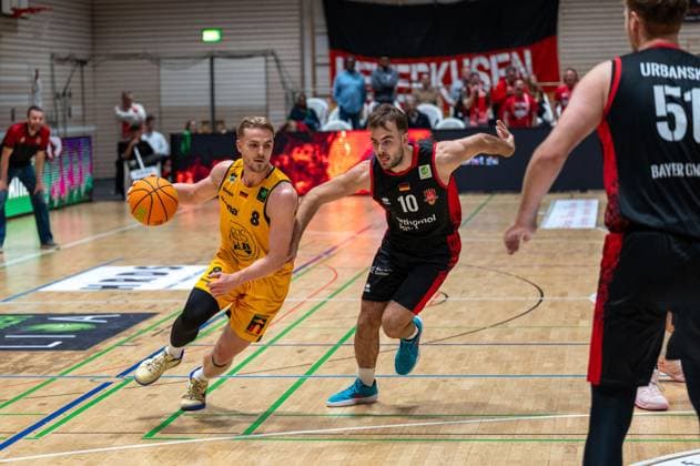 Lucas Mayer (Bozic Estriche Knights Kirchheim, 08), Sebastian Brach (Bayer Giants Leverkusen, 10), Soeren-Eyke Urbansky (Bayer Giants Leverkusen, 51), GER, Bozic Estriche Knights Kirchheim vs. Bayer Giants Leverkusen, BARMER 2. Basketball Bundesliga, 05. Spieltag, Saison 2025 2026, 26.10.2025 GER, Bozic Estriche Knights Kirchheim vs. Bayer Giants Leverkusen, BARMER 2. Basketball Bundesliga, 05. Spieltag, Saison 2025 2026, 26.10.2025 Kirchheim unter Teck Copyright: xEibner-Pressefoto SilasxKunzx EP_SKZ