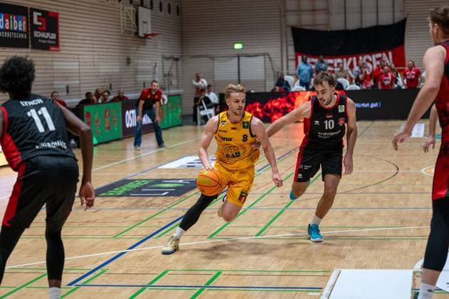 Ricardo Lynch (Bayer Giants Leverkusen, 11), Lucas Mayer (Bozic Estriche Knights Kirchheim, 08), Sebastian Brach (Bayer Giants Leverkusen, 10), GER, Bozic Estriche Knights Kirchheim vs. Bayer Giants Leverkusen, BARMER 2. Basketball Bundesliga, 05. Spieltag, Saison 2025 2026, 26.10.2025 GER, Bozic Estriche Knights Kirchheim vs. Bayer Giants Leverkusen, BARMER 2. Basketball Bundesliga, 05. Spieltag, Saison 2025 2026, 26.10.2025 Kirchheim unter Teck Copyright: xEibner-Pressefoto SilasxKunzx EP_SKZ