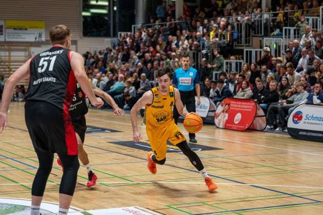 Soeren-Eyke Urbansky (Bayer Giants Leverkusen, 51), Gian Bahattin Aydinoglu (Bozic Estriche Knights Kirchheim, 04), GER, Bozic Estriche Knights Kirchheim vs. Bayer Giants Leverkusen, BARMER 2. Basketball Bundesliga, 05. Spieltag, Saison 2025 2026, 26.10.2025 GER, Bozic Estriche Knights Kirchheim vs. Bayer Giants Leverkusen, BARMER 2. Basketball Bundesliga, 05. Spieltag, Saison 2025 2026, 26.10.2025 Kirchheim unter Teck Copyright: xEibner-Pressefoto SilasxKunzx EP_SKZ