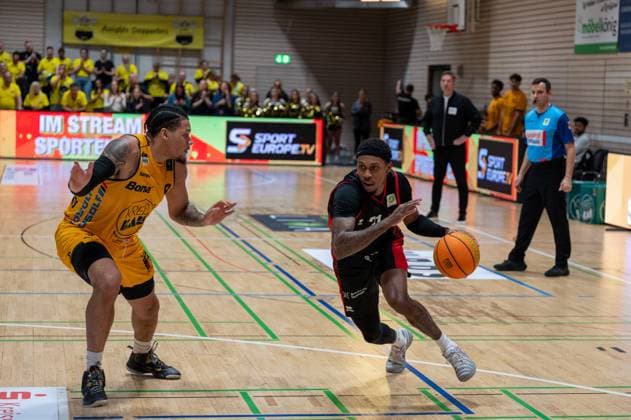 Tylan James Pope (Bozic Estriche Knights Kirchheim, 09), John Williams Jr. (Bayer Giants Leverkusen, 21), GER, Bozic Estriche Knights Kirchheim vs. Bayer Giants Leverkusen, BARMER 2. Basketball Bundesliga, 05. Spieltag, Saison 2025 2026, 26.10.2025 GER, Bozic Estriche Knights Kirchheim vs. Bayer Giants Leverkusen, BARMER 2. Basketball Bundesliga, 05. Spieltag, Saison 2025 2026, 26.10.2025 Kirchheim unter Teck Copyright: xEibner-Pressefoto SilasxKunzx EP_SKZ