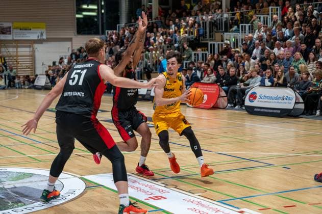 Soeren-Eyke Urbansky (Bayer Giants Leverkusen, 51), Donte Nicholas (Bayer Giants Leverkusen, 15), Gian Bahattin Aydinoglu (Bozic Estriche Knights Kirchheim, 04), GER, Bozic Estriche Knights Kirchheim vs. Bayer Giants Leverkusen, BARMER 2. Basketball Bundesliga, 05. Spieltag, Saison 2025 2026, 26.10.2025 GER, Bozic Estriche Knights Kirchheim vs. Bayer Giants Leverkusen, BARMER 2. Basketball Bundesliga, 05. Spieltag, Saison 2025 2026, 26.10.2025 Kirchheim unter Teck Copyright: xEibner-Pressefoto SilasxKunzx EP_SKZ