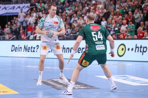 26.10.2025, xgox, Handball - Daikin HBL, TSV Hannover-Burgdorf - SC Magdeburg emspor, v.l. Felix Claar (Magdeburg, 7), Justus Fischer (Hannover, 54) Zweikampf, Duell, Kampf, tackle Hannover